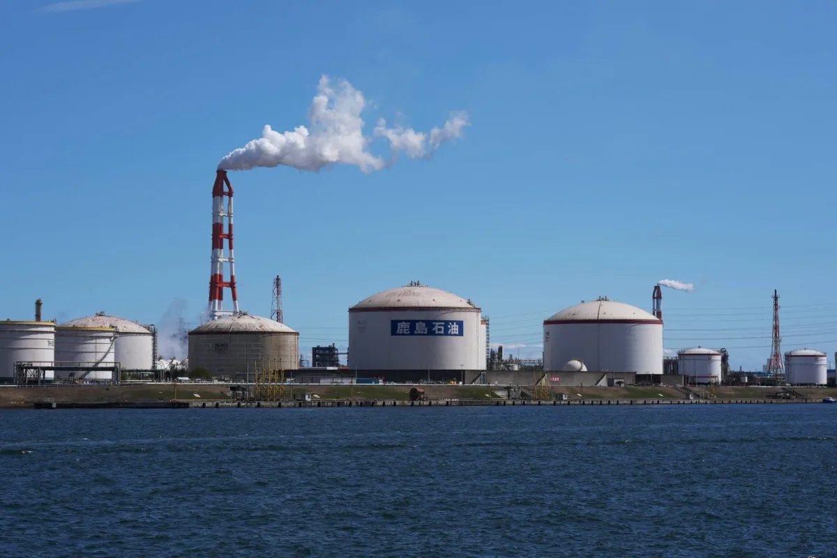 وكالة الطاقة تدرس سحب المزيد من احتياطيات النفط لمواجهة تقلبات الأسعار