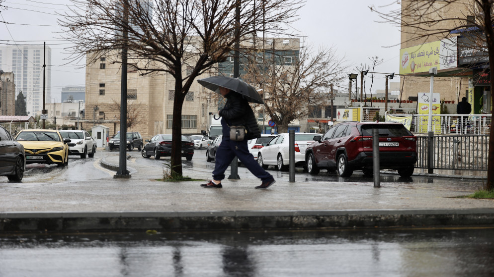 امطار متقطعة تضرب شمال ووسط المملكة وتحذيرات من السيول