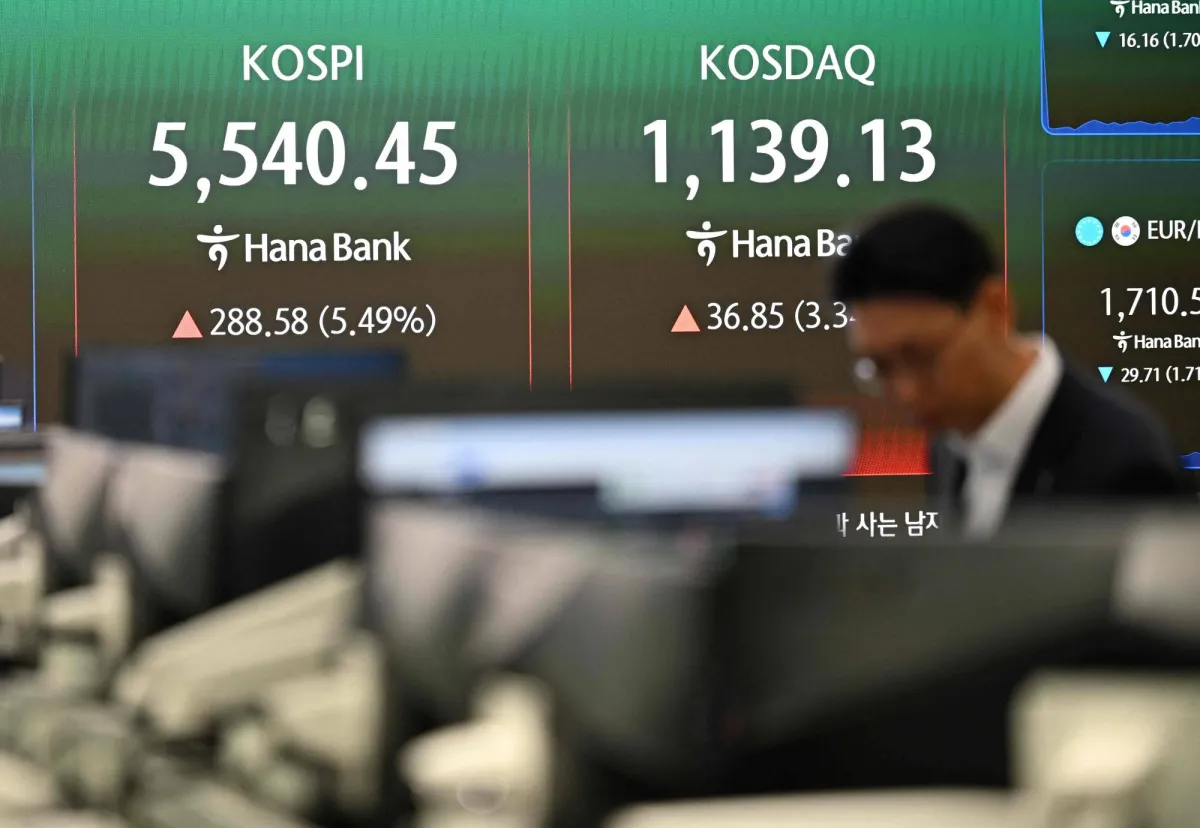 ترقب في الأسواق الآسيوية وتحالف دولي مرتقب لتأمين مضيق هرمز