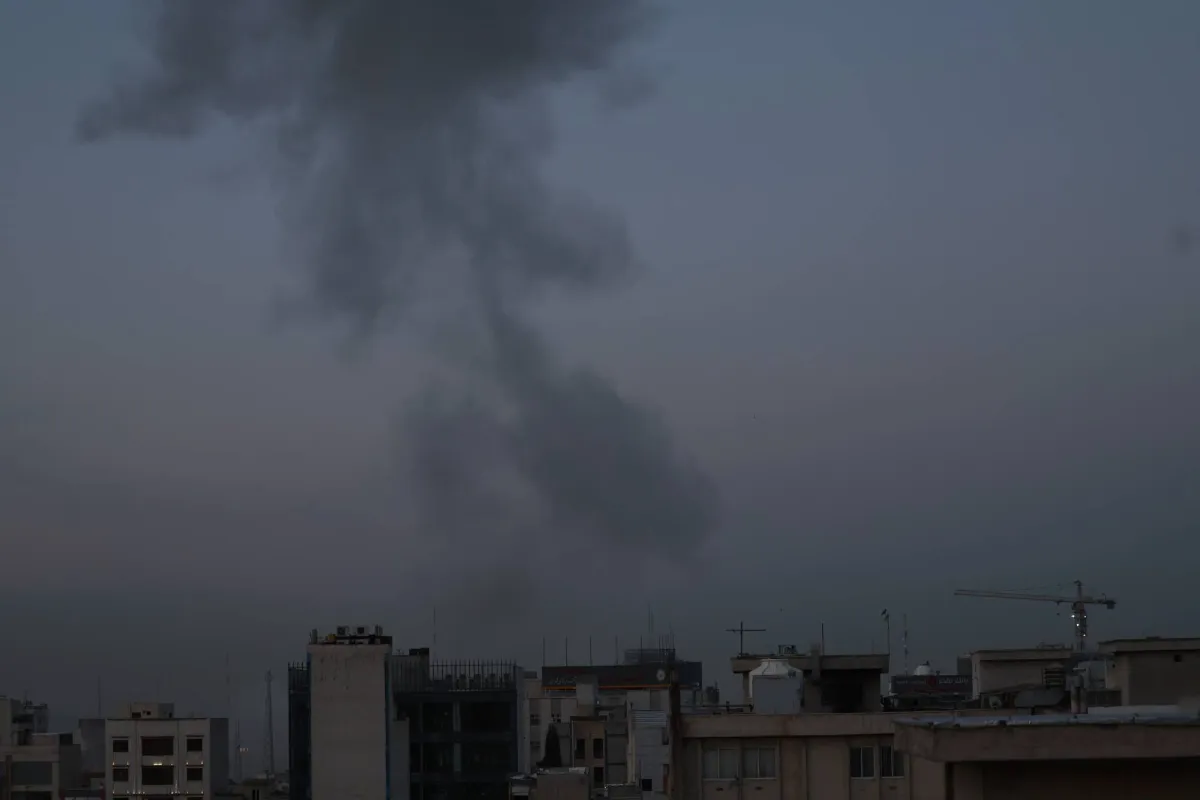 تصعيد خطير: اسرائيل تضرب اهدافا في طهران وتتصدى لصواريخ اطلقت من ايران واليمن