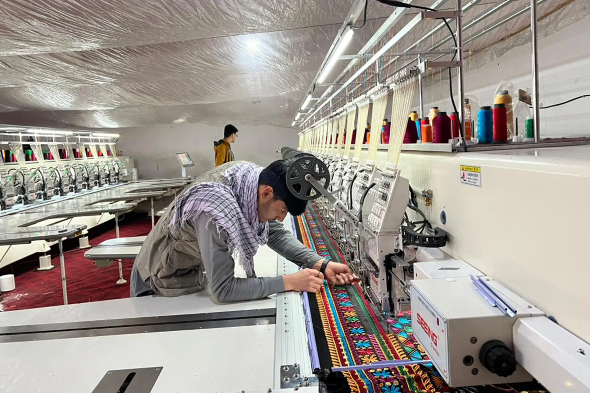 عودة مصانع كابل: فرصة عمل جديدة للاجئين العائدين رغم التحديات