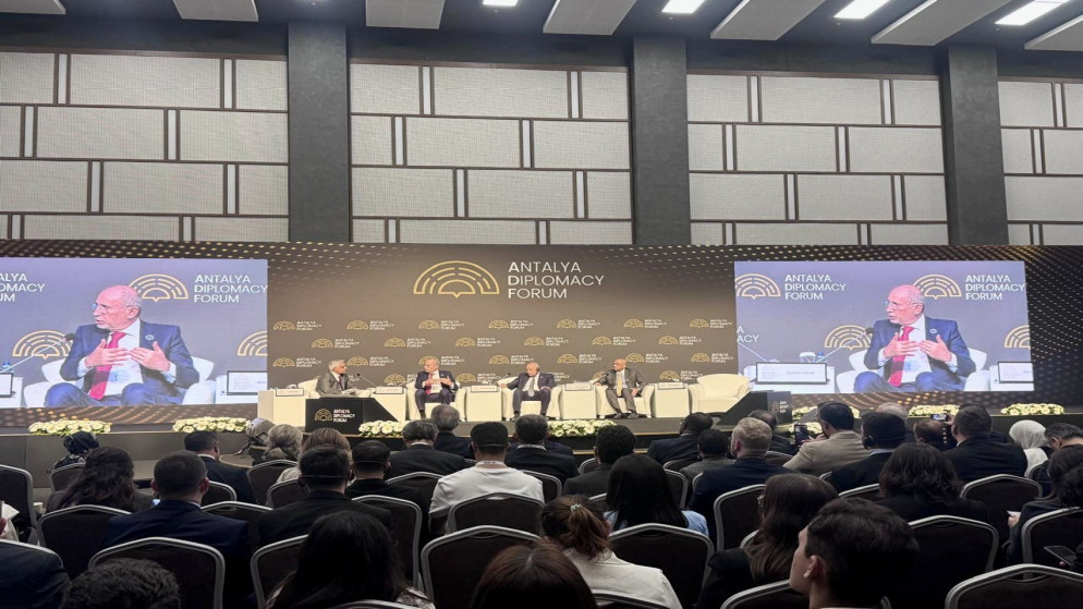 الصفدي يشدد على ضرورة معالجة جذور الصراع لتحقيق الأمن والاستقرار في المنطقة