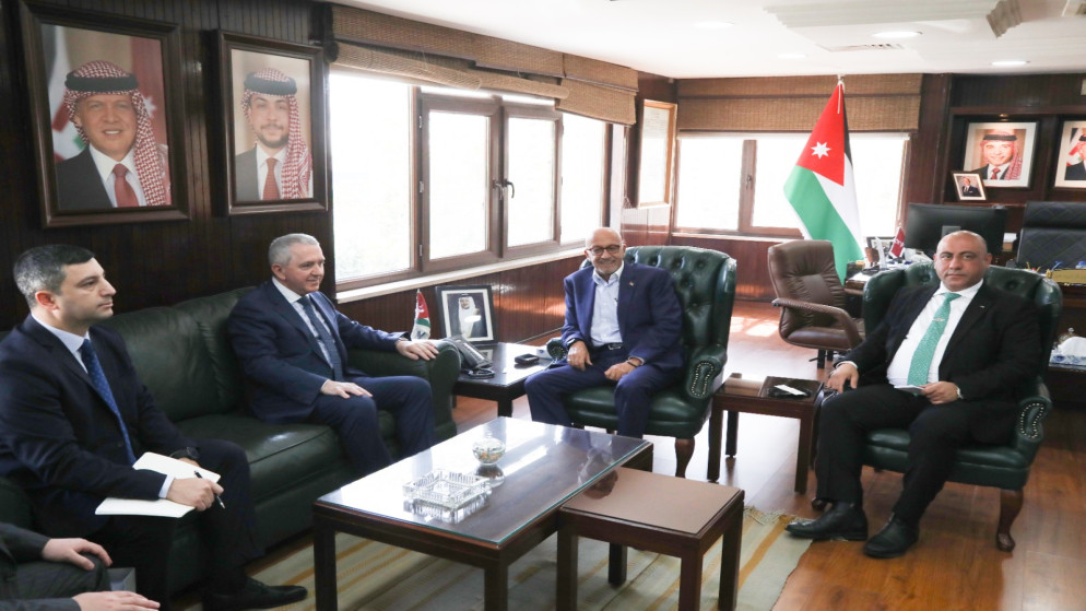 وزير المياه يبحث تعزيز التعاون مع اذربيجان في مشاريع المياه والطاقة المتجددة