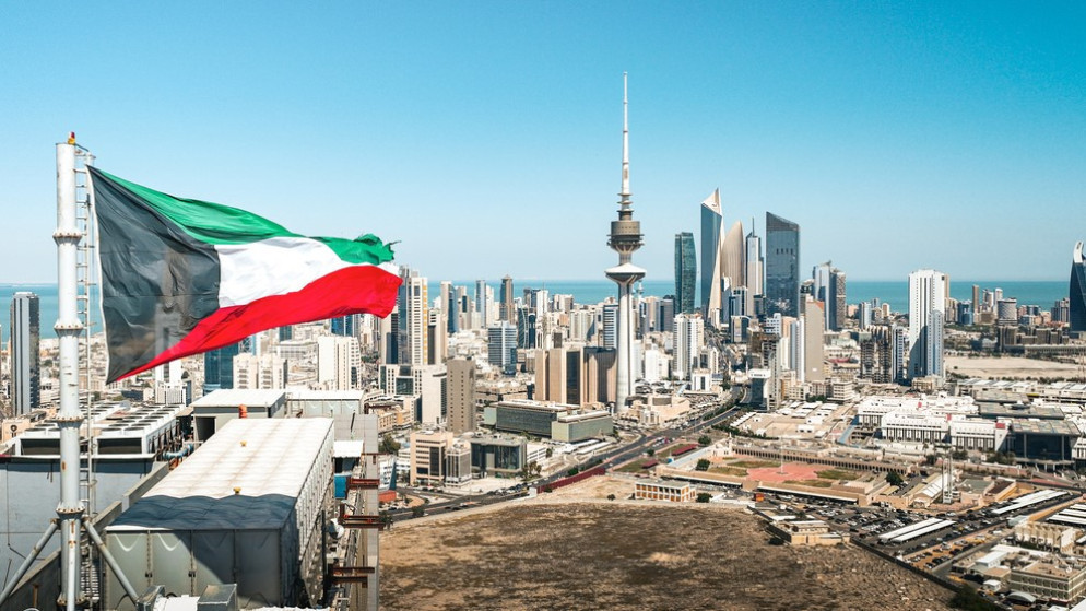 الدفاعات الجوية الكويتية تتصدى لهجمات معادية وتستنفر قواتها