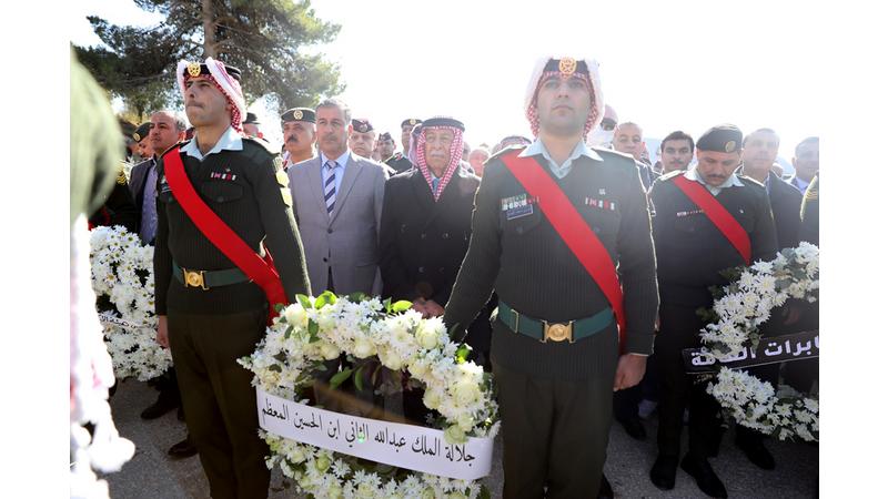 مندوبا عن الملك وولي العهد.. العيسوي يشارك في تشييع جثمان رئيس الوزراء الأسبق علي أبو الراغب