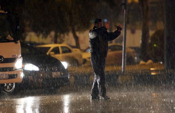 الأمن العام يحذر من المنخفض الجوي: تفقدوا قنوات التصريف