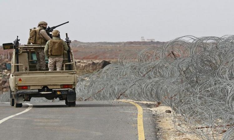 الجيش يحبط تهريب مخدرات عبر بالونات موجهة بأجهزة متطورة (صور)