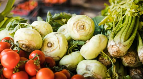 أسعار الخضار والفواكه في السوق المركزي الأحد