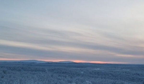 سكان مدينة روسية يتجمعون لمشاهدة أول شروق للشمس بعد 40 يوما من الليل القطبي