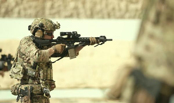 ولي العهد يشرف على تدريب رماية مكثفة للكتيبة الخاصة 101 (فيديو)