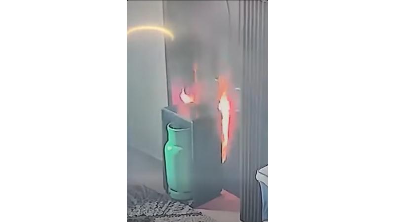 حوادث المدافئ.. النيران تشتعل في باب غرفة منزل بعد خطأ كارثي من طفل (فيديو)