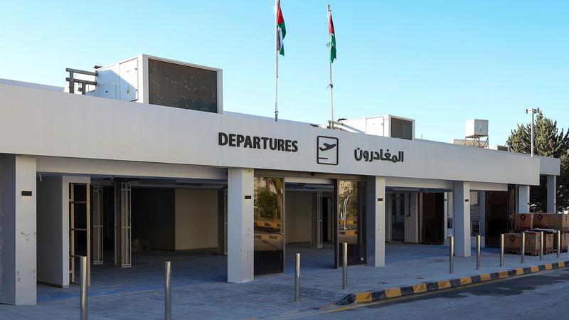 مطار مدينة عمّان يستقبل أول طائرة بعد تشغيله