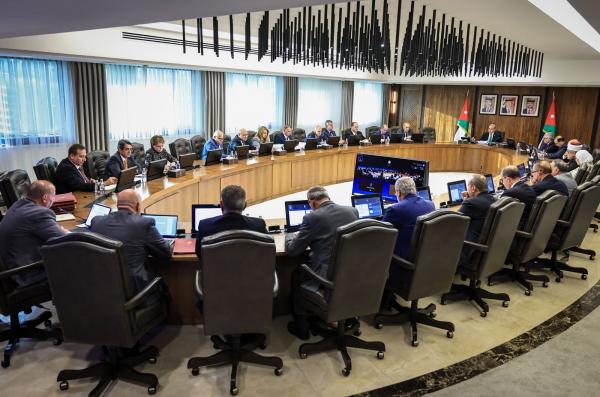 مشروع قانون لتنظيم العمل المهني .. واشتراط شهادة مزاولة بـ 3 مراحل