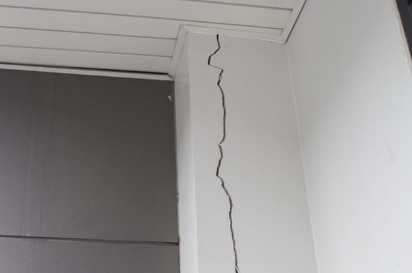 إخلاء عمارة آيلة للسقوط في تلاع العلي .. ولا إصابات