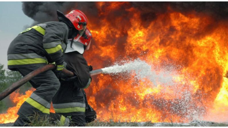 الدفاع المدني يخمد حريقاً شب في محلين يحتويان على قطع سيارات في محافظة العاصمة