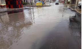 بلدية إربد: مخالفة وتحويل مواطن للحاكم الإداري إثر ضخ مياه عادمة بالشارع العام