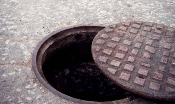 منهل مكسور في نفق الخامس يبطئ حركة السير