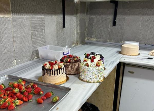 بيض فاسد .. الغذاء والدواء تغلق مشغل حلويات مخالف