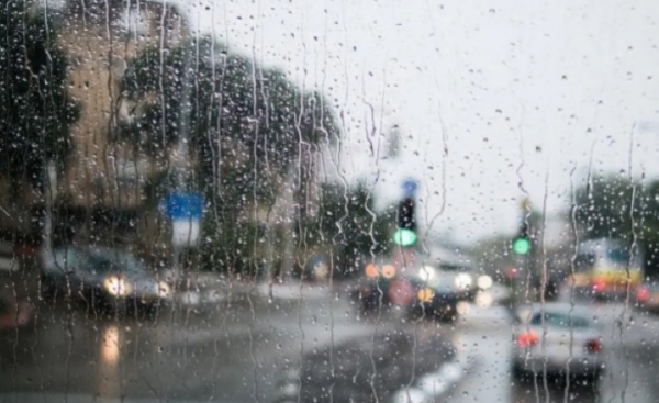 انخفاض ملموس على الحرارة وزخات خفيفة من المطر السبت