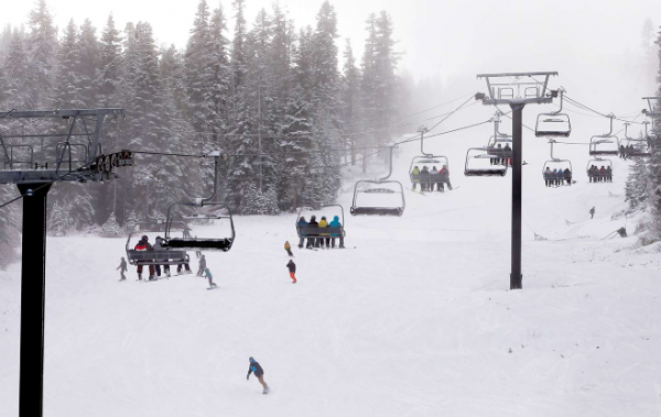 فقدان 10 متزلجين جراء انهيار جليدي في كاليفورنيا