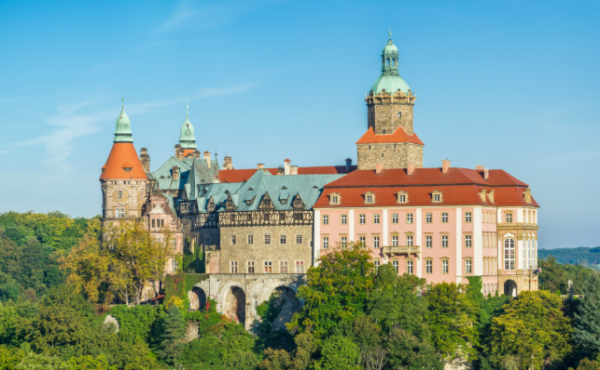 قلعة كشاز تخفي سراً نازياً غامضاً ولغز ذهب مدفون