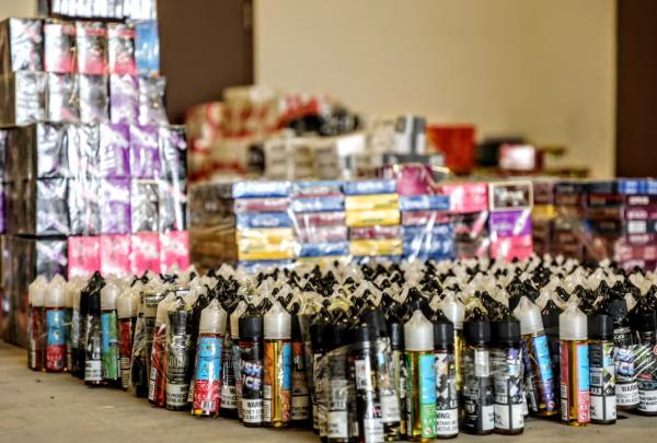 الجمارك تضبط نصف طن معسل وآلاف العبوات من البضائع المقلدة والممنوعة