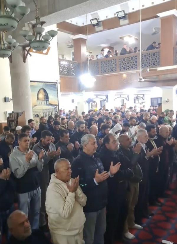 الأردنيون يؤدون تراويح ليلة أول أيام رمضان