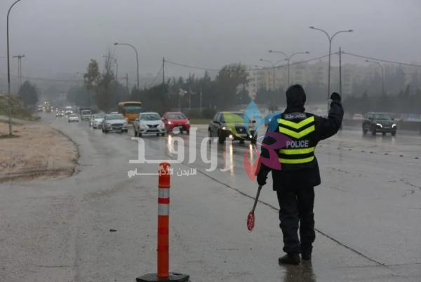 6 إصابات بحادثي تدهور وتحذيرات من الانزلاق على الطرق
