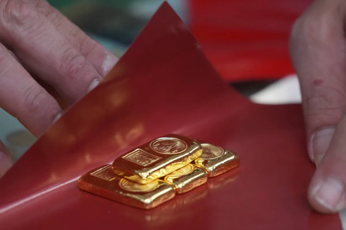 تراجع حاد في اسعار الذهب مع اقبال المستثمرين على الدولار كملاذ امن