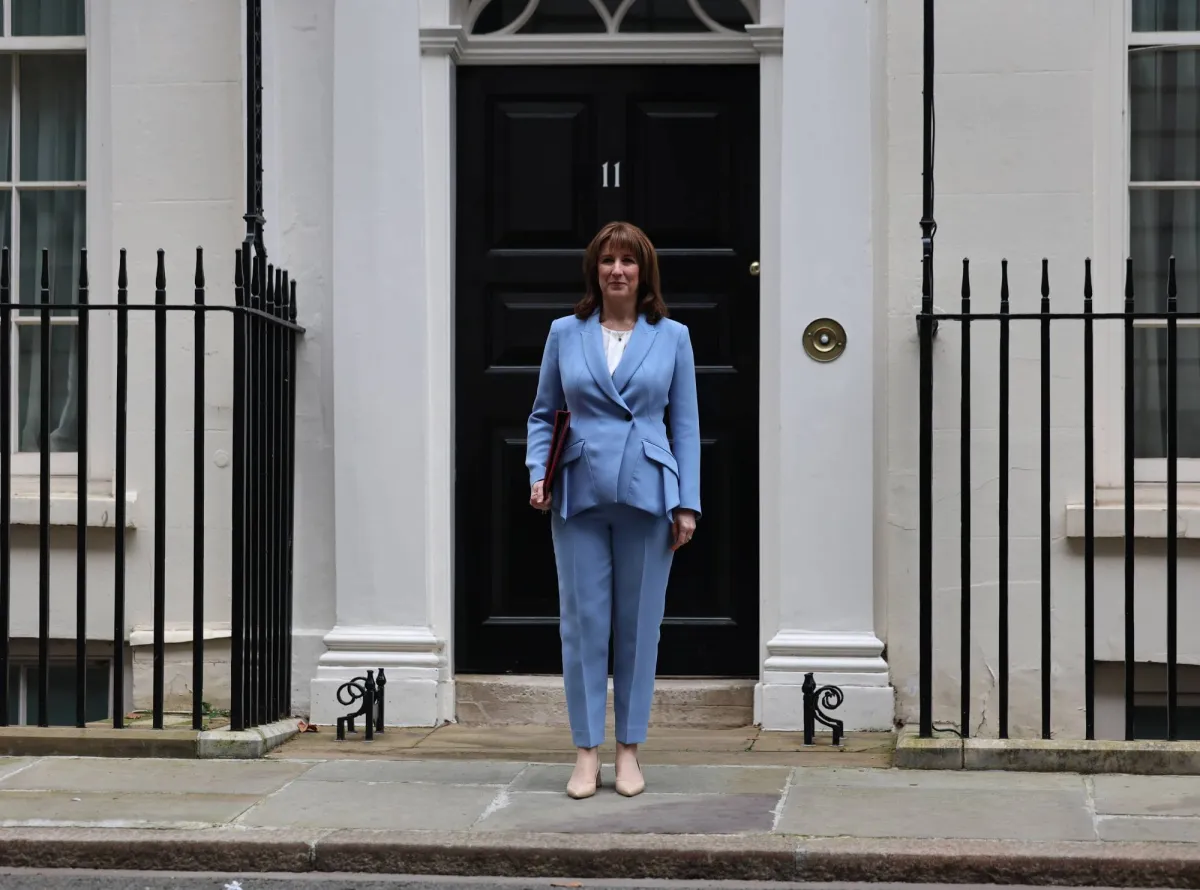 وزيرة المالية البريطانية تؤكد الالتزام باستقرار الاقتصاد وسط تحديات الشرق الأوسط