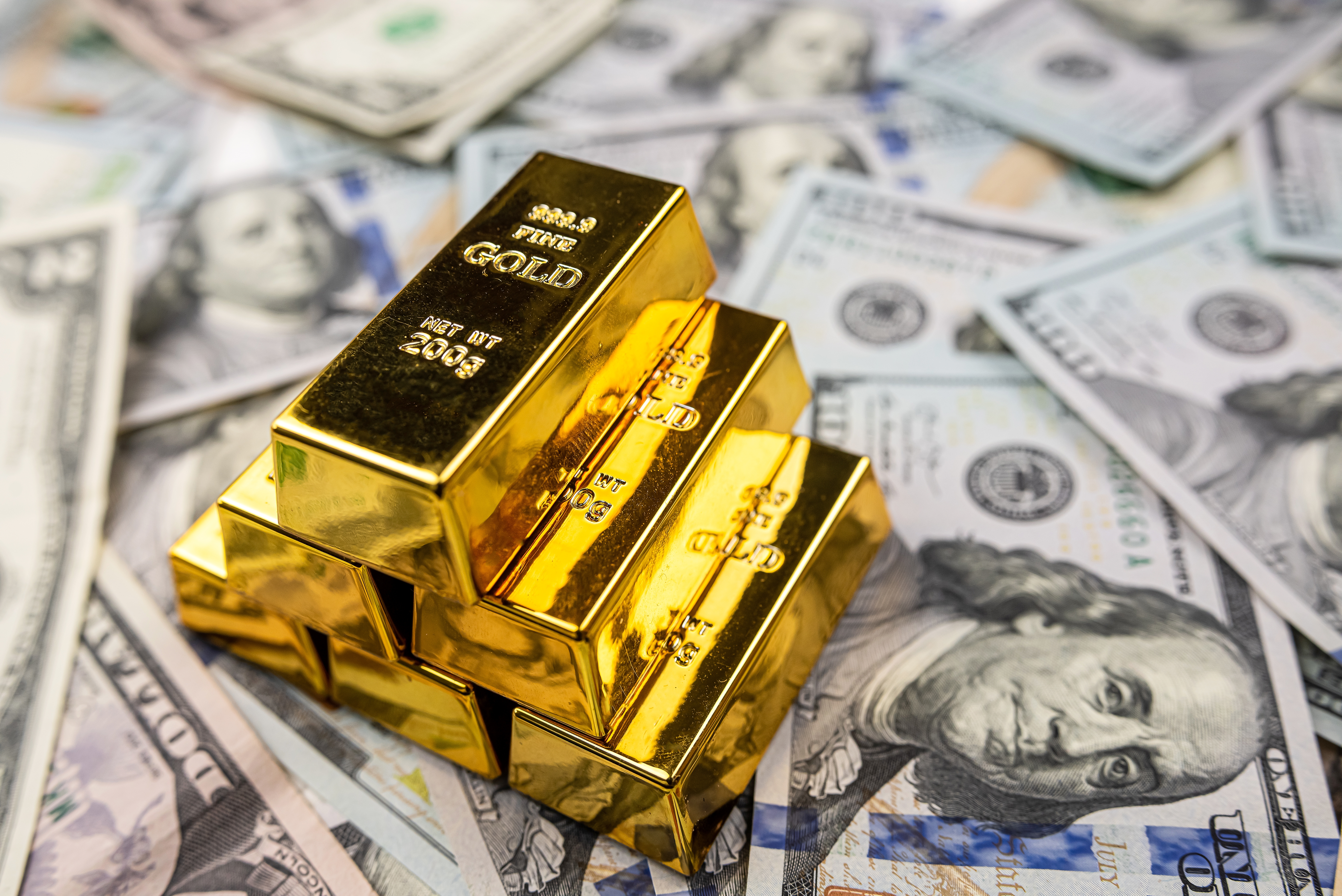 تحركات مفاجئة في الأسواق: ارتفاع الدولار يهزم الذهب والفضة