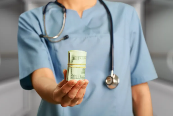 تمويل الدراسات الطبية: نظرة معمقة على آليات البحث العلمي والرقابة