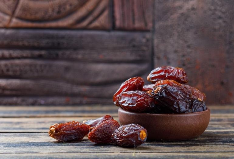 التمر: سر الطاقة السريع وفوائده المذهلة كما يكشفه العلم