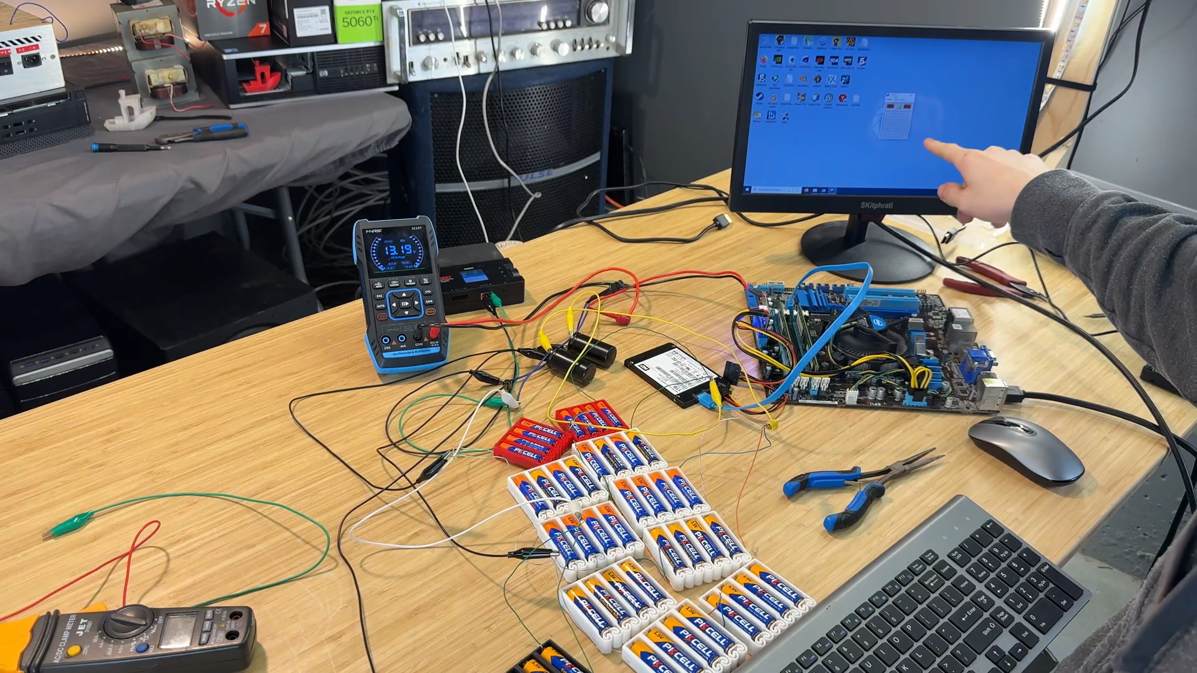 يوتيوبر يشغل حاسوبا بـ 56 بطارية AA في تجربة مثيرة