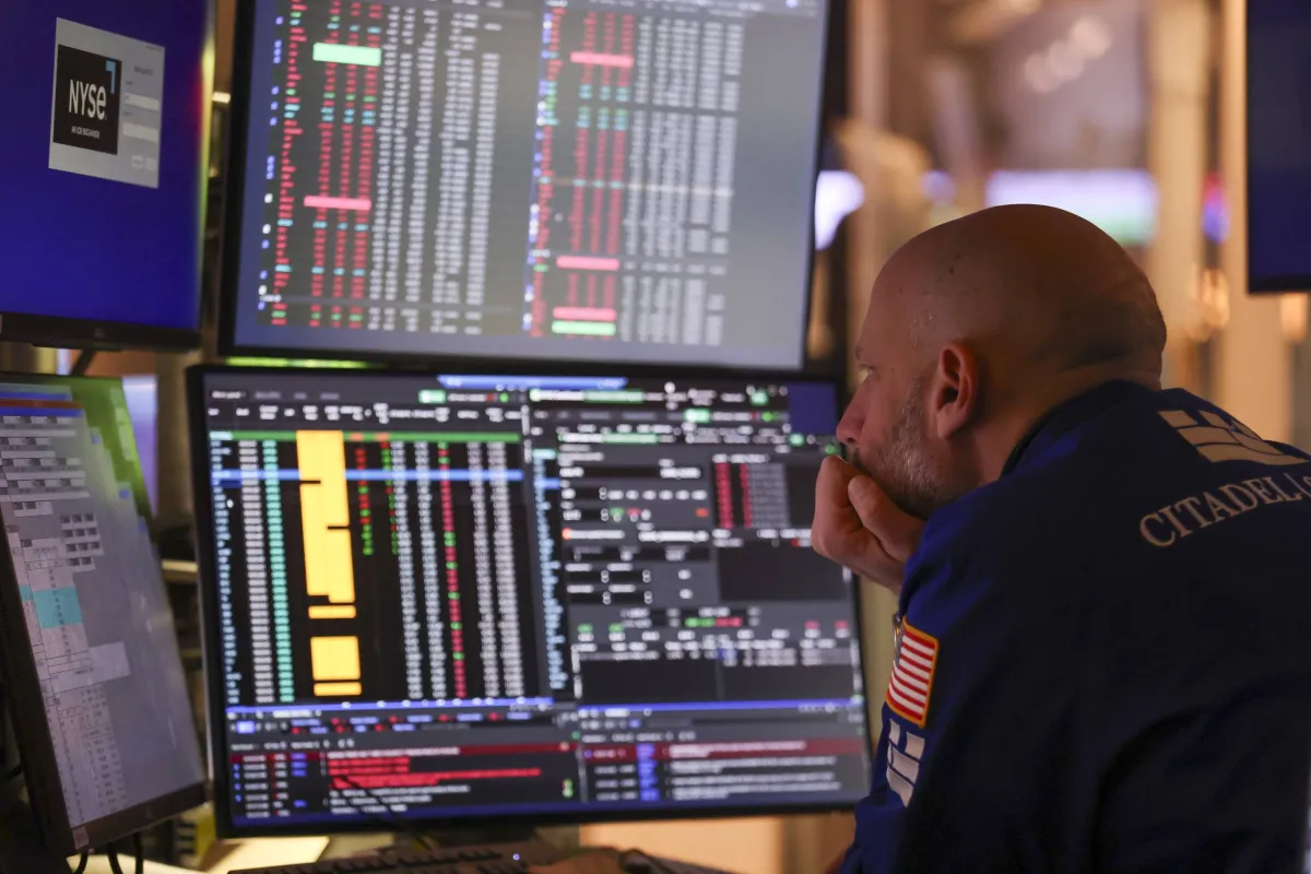 مخاوف التضخم تهوي بالعقود الآجلة للاسهم الاميركية