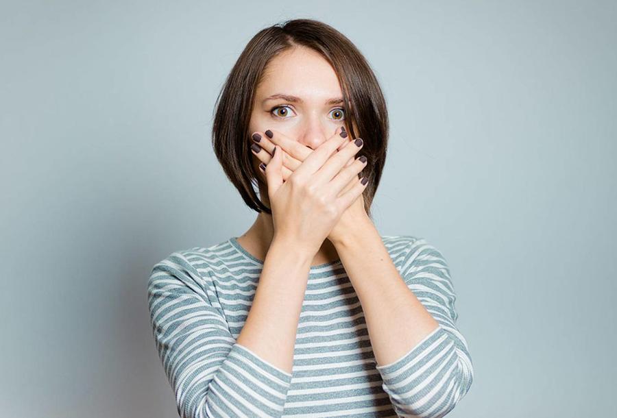 حلول ورائحة الفم الكريهة: متى تستدعي زيارة الطبيب؟