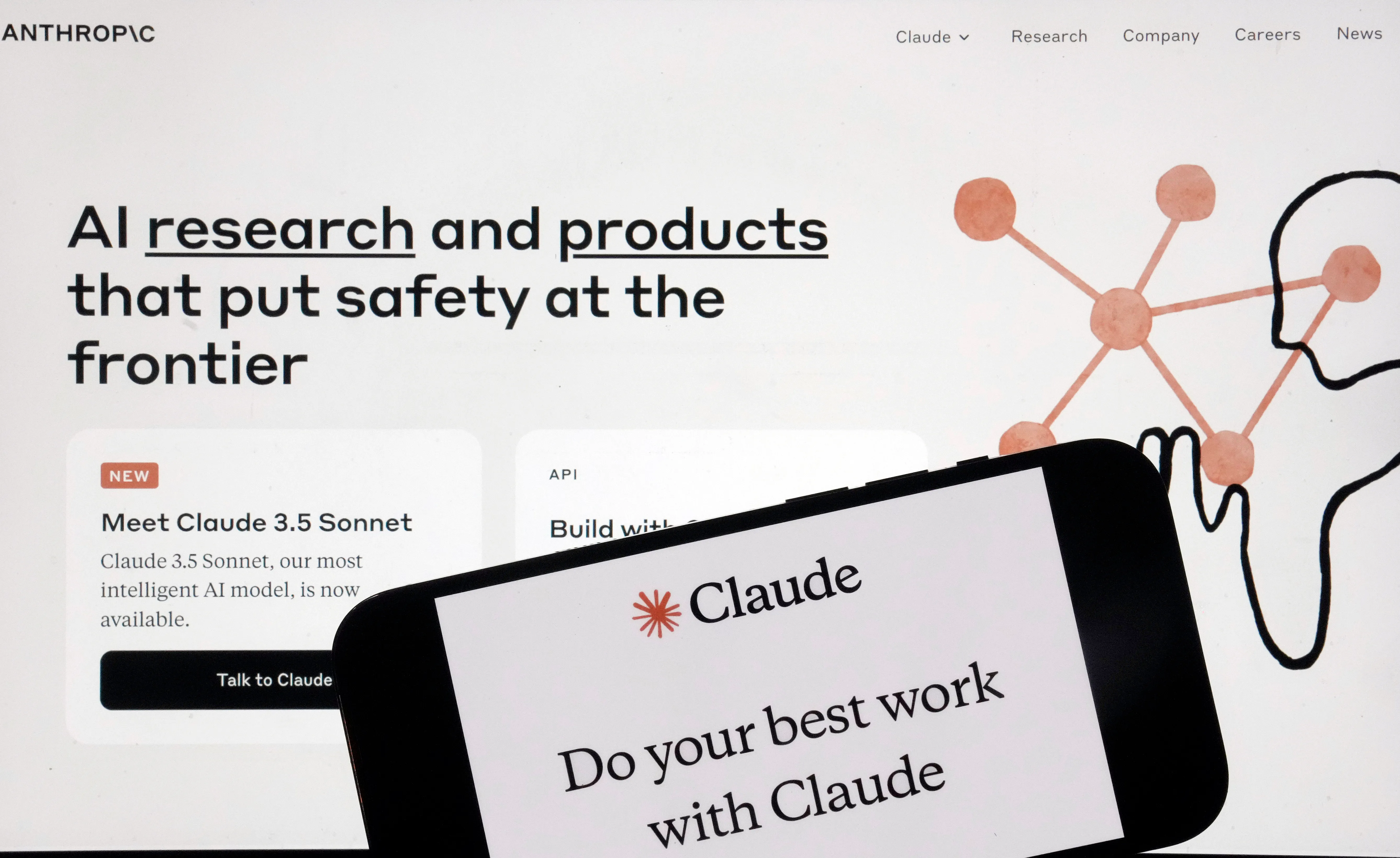 آنثروبيك تتهم شركات صينية باستغلال كلود لتدريب الذكاء الاصطناعي