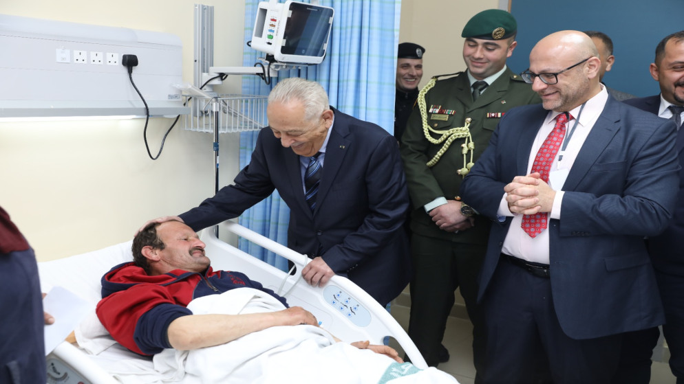 رئيس الديوان الملكي يتفقد مواطنا اصيب بشظايا في اربد