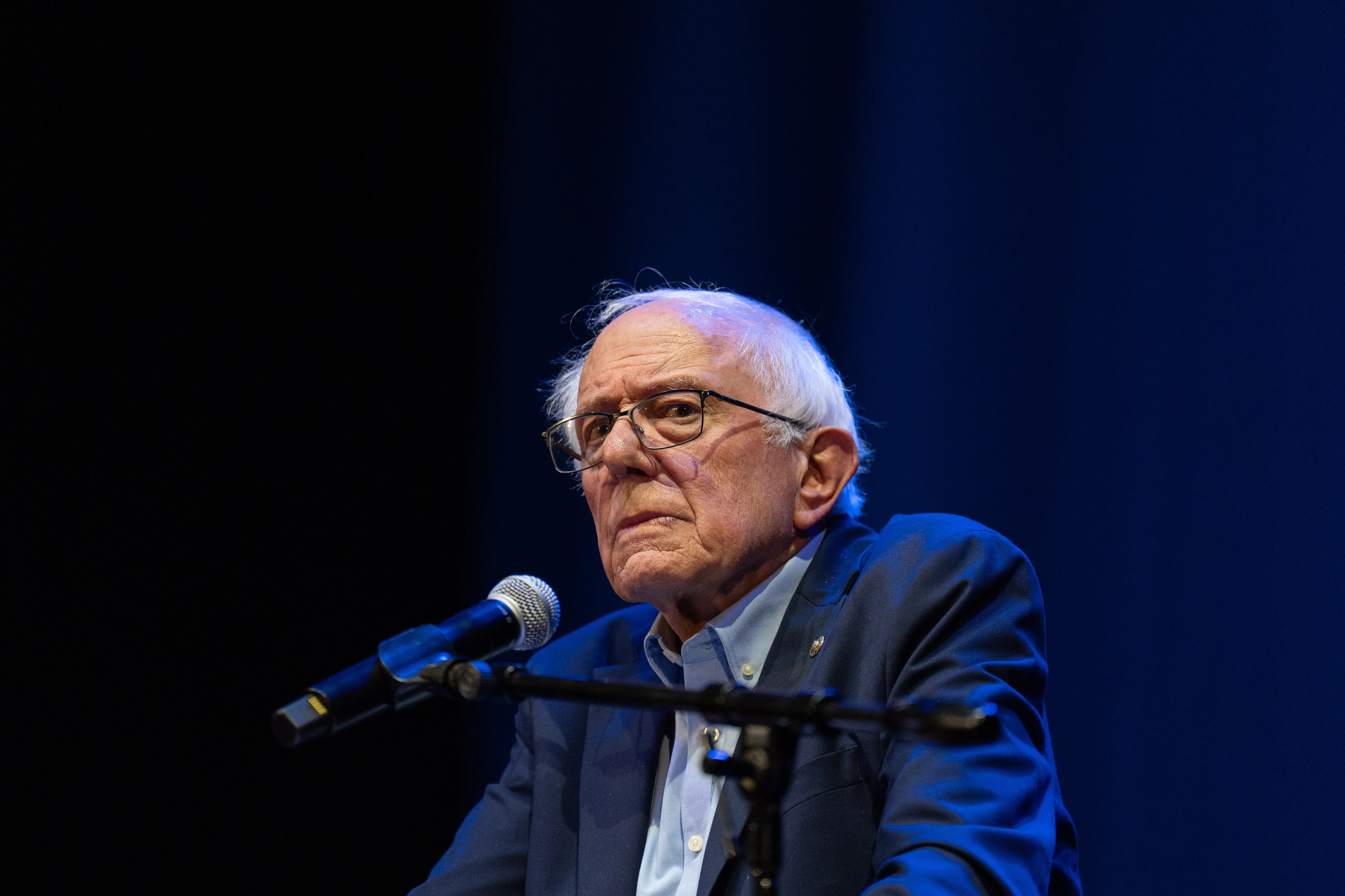 ساندرز يحذر: الذكاء الاصطناعي يهدد بسيطرة البشر على الارض