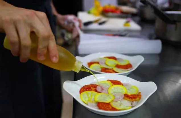 توسع محدود لقطاع الخدمات بمنطقة اليورو مدفوعا بالمانيا وفرنسا تكافح