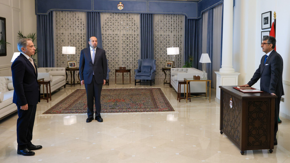 السواعير وعبابنة والشافعي يؤدون القسم القانونية امام رئيس الوزراء