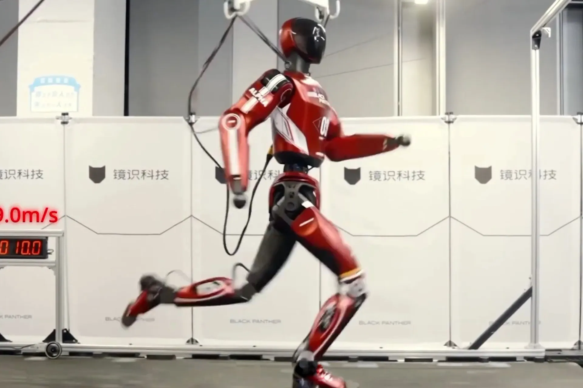 روبوت صيني يذهل العالم بسرعة فائقة تتجاوز العدائين