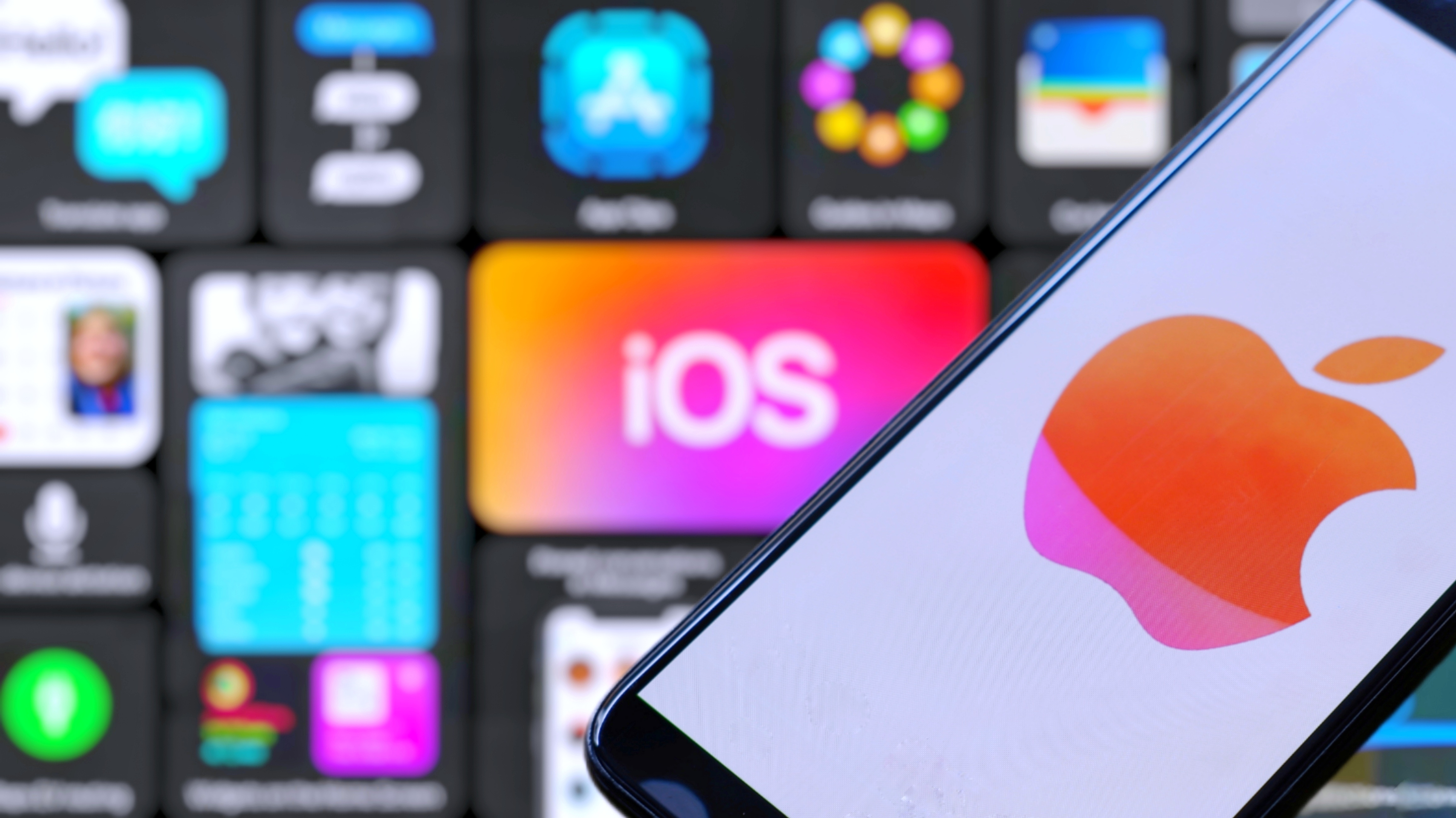 ابل تستعد لاطلاق iOS 18 لتحسين عمر بطارية الايفون