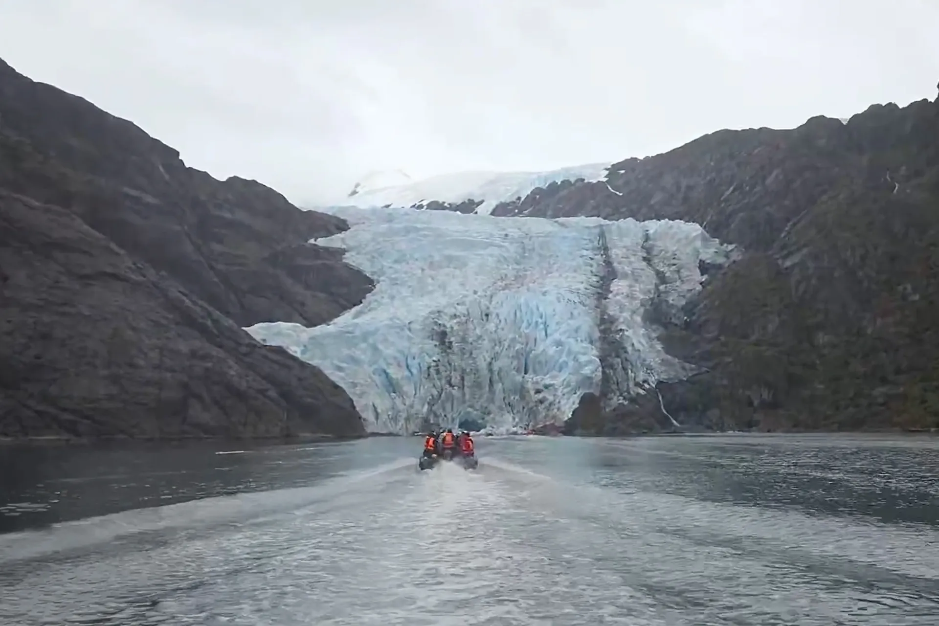 وهم الجدار الجليدي.. خدعة بصرية تضلل إيلون ماسك وملايين المشاهدين