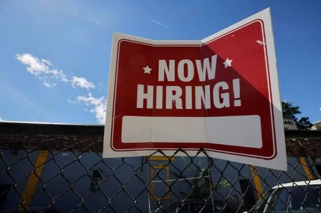 صدمة في سوق العمل الامريكي: الاقتصاد يفقد وظائف والبطالة تقفز