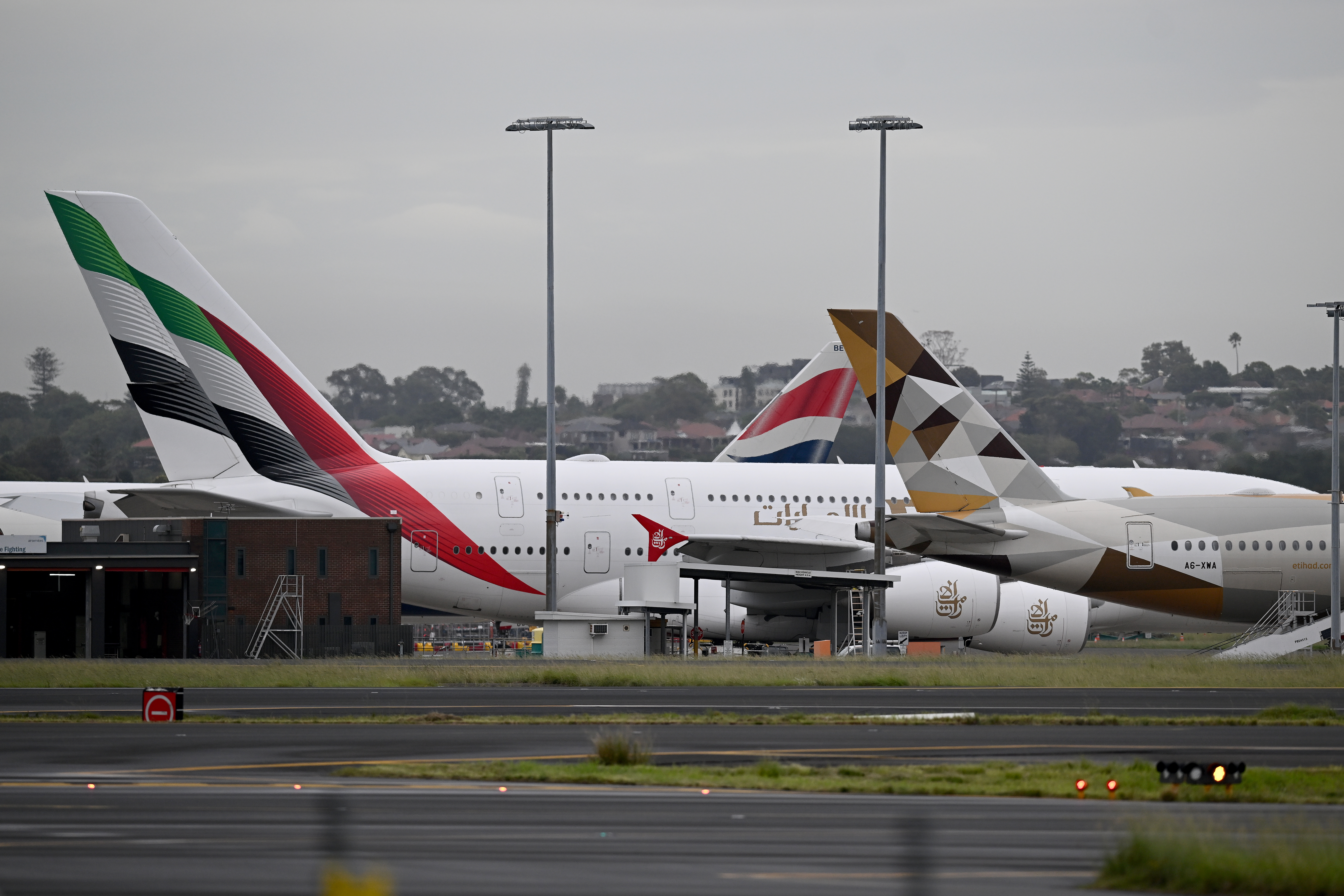 طيران الامارات والاتحاد تستأنفان رحلات محدودة وسط اضطرابات جوية