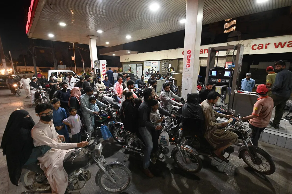 باكستان ترفع أسعار الوقود بنسبة 20 وسط مخاوف التضخم