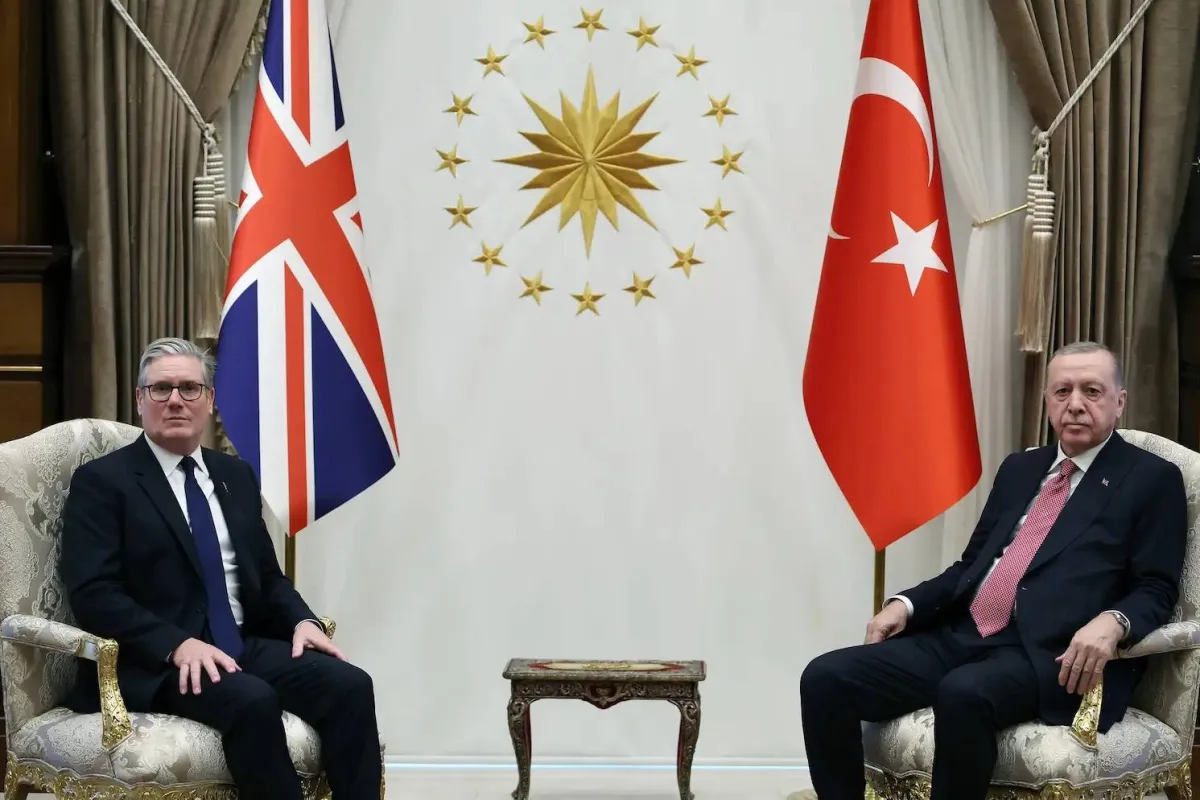 اردوغان يبحث مع ستارمر فرص الحوار لانهاء التوترات الاقليمية