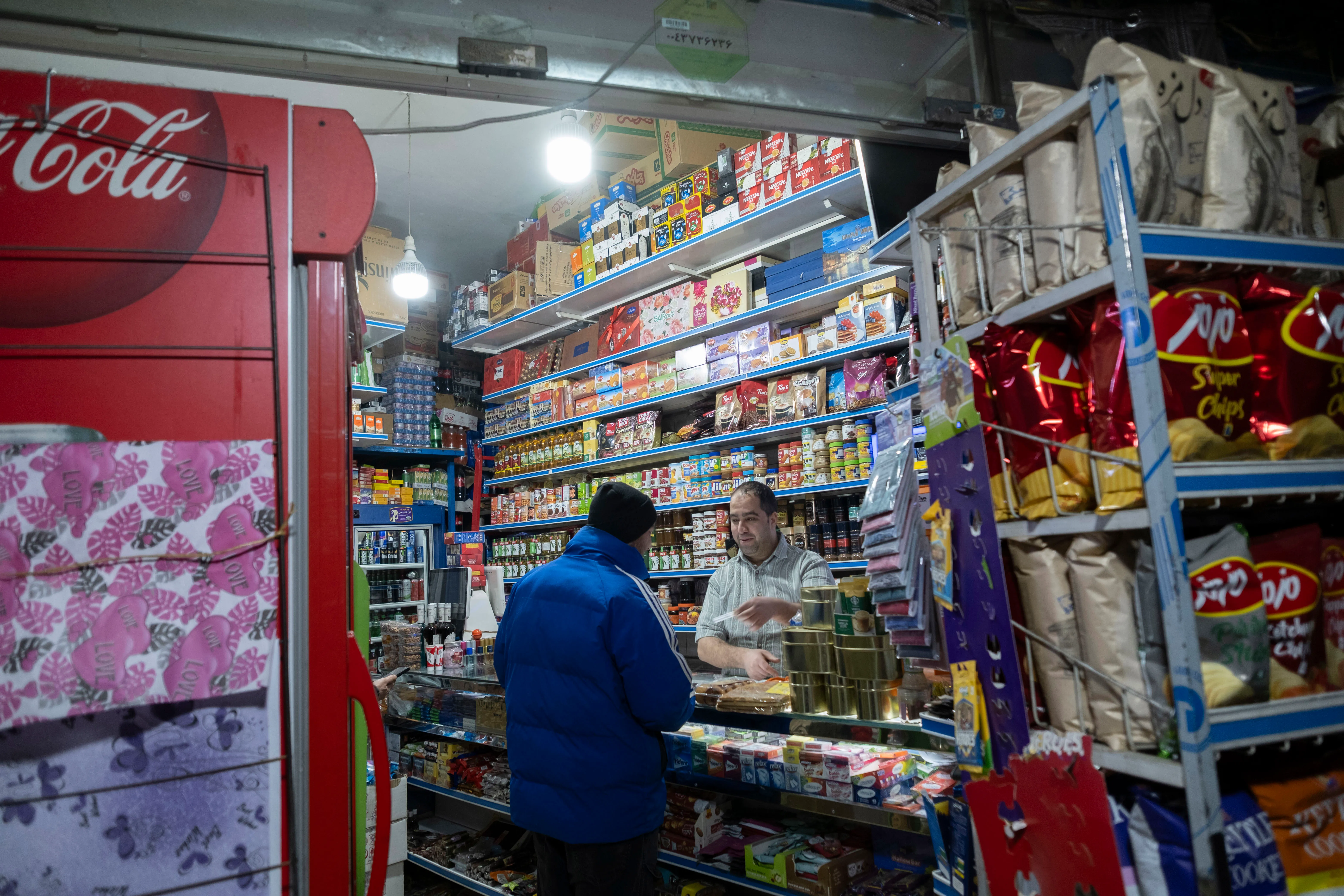 ايران تواجه تحديات الحرب: خطط طوارئ لضمان توفر الخبز والسلع الاساسية