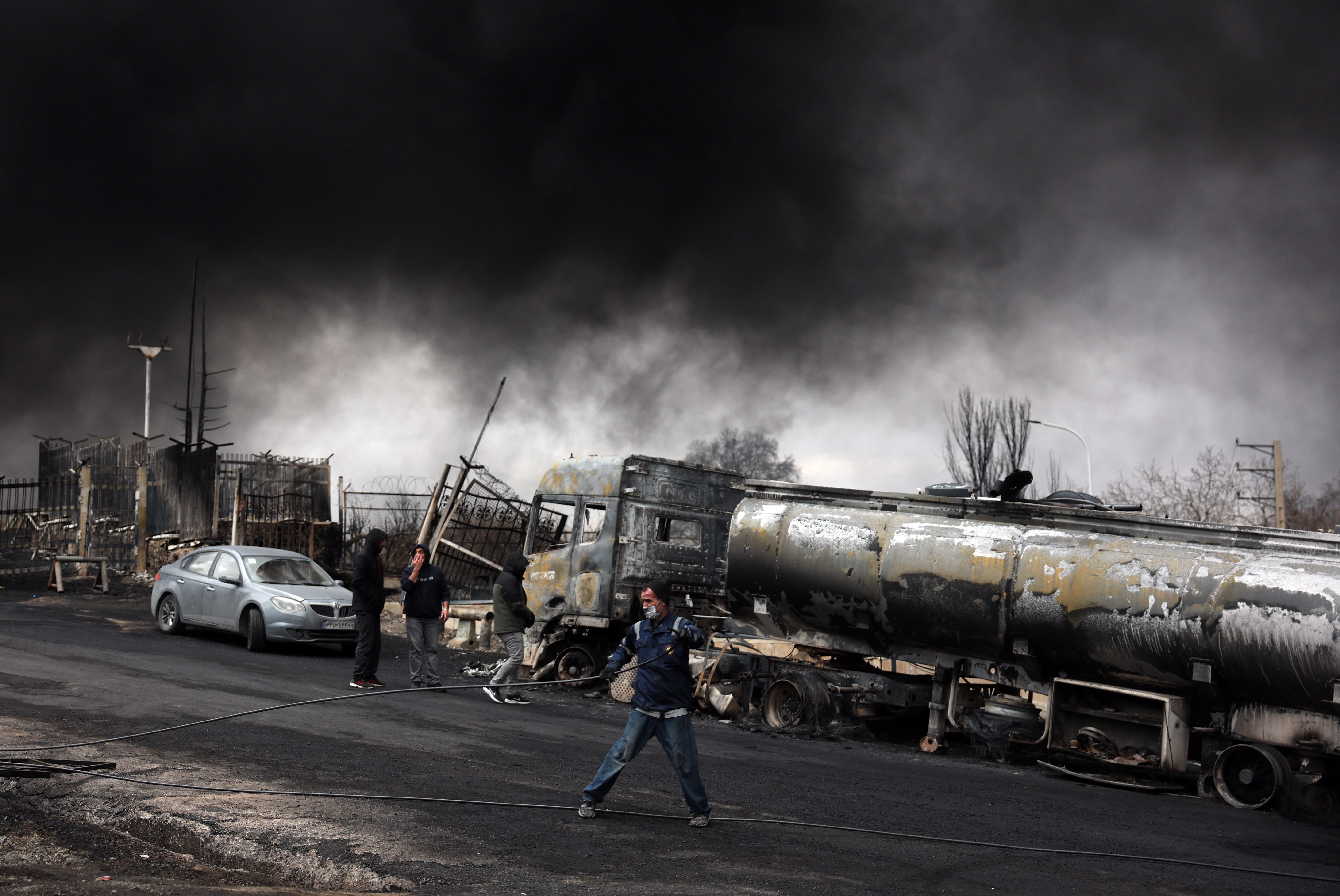 طهران تحدد سقف الوقود بعد هجمات على مخازن النفط